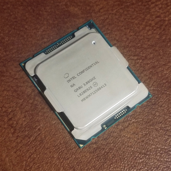 Intel 10核心发烧新品曝光：14nm被挤出汁！