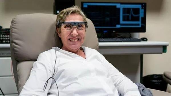 大脑植入100根电极：失明16年的患者重见光明