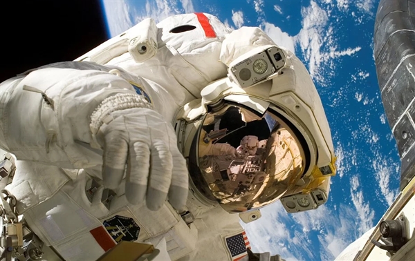 太空中的性：科技能否满足宇航员的亲密需求？