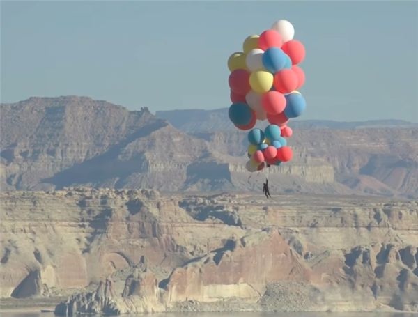 惊险直播：魔术师抓52个氦气球升至7500米高空 一跃而下