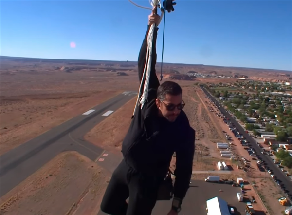 惊险直播：魔术师抓52个氦气球升至7500米高空 一跃而下
