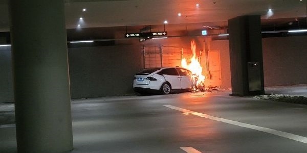 特斯拉Model X被曝“失控”加速撞墙起火 副驾车主当场身亡