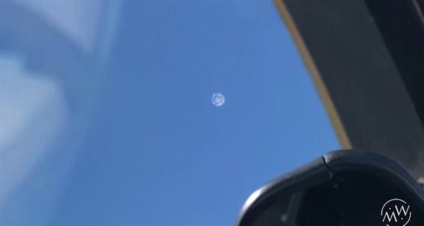 UFO现身美编队上空 视频和图片曝光：高速闪烁移动
