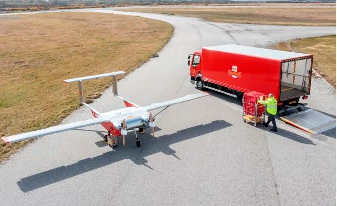 英国邮政测试无人机送件 未来承担偏远岛屿快递运输任务