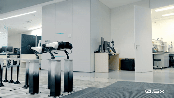 腾讯正式发布Max二代机器人：可翻跟头 “梅花桩”精确踩点