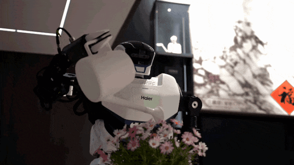 首款鸿蒙人形机器人“管家”现身！浇花、晾衣样样在行