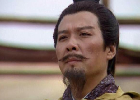 曹操为什么觉得当今只有他和刘备是英雄（曹操出身不高，为何权利地位却比孙刘要高呢？）