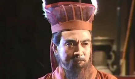 在汉末三国，成为士族门阀的家族必须具备哪三个特点？（越早知道越好）