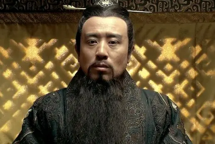 张良用大铁锤砸中车辇，为何被刺杀的秦始皇安然无恙？（燃爆了）