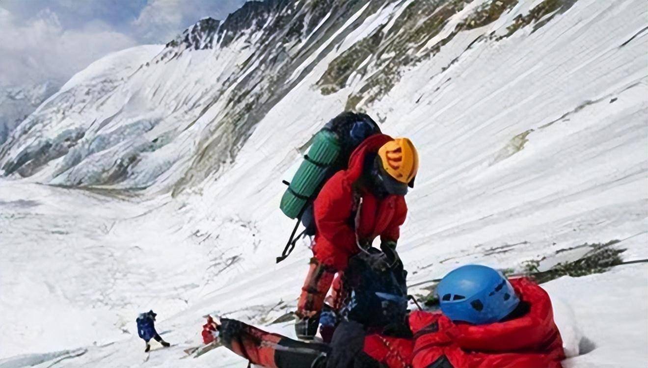 挑战珠峰有人摔倒，为什么了不能扶？当地人：真不是怕碰瓷 