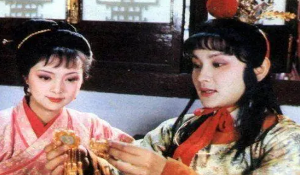 薛宝钗对贾宝玉为什么会有了后来的欲拒还迎？（这都可以）