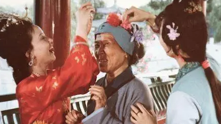 王夫人之所以不待见刘姥姥，原因都在哪三个字里？（这样也行？）