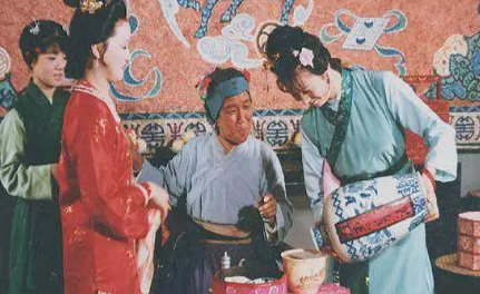 刘姥姥在被王熙凤当场捉弄后，为何还对她夸赞有加？（怎么可以错过）