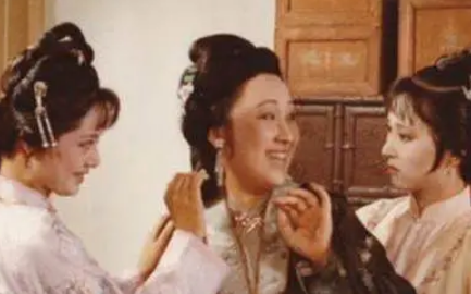 薛宝钗究竟是为谁打抱不平，数落王熙凤没心没计？（太疯狂了）