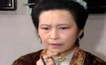 在抄查大观园这场活动中，薛宝钗如何炫耀自己的优点？（不看后悔）