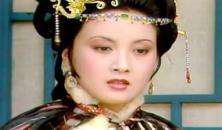 王熙凤和薛宝钗这两个互不理睬的人，如何把矛盾升级？（原创）