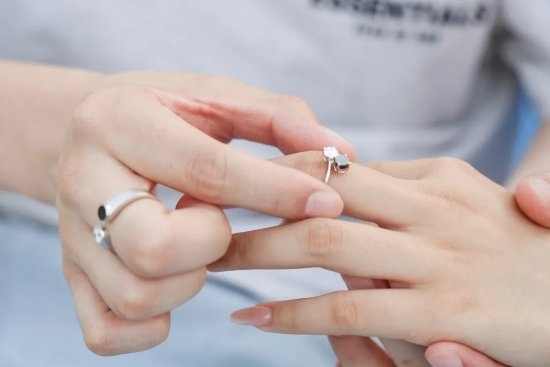 神奇的毕业礼物：北科大给毕业生免费送钻戒 黑白两色1克拉大