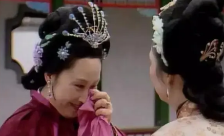 秉持着怎样的理念，薛姨妈带着儿女成了贾府的老赖？（奔走相告）