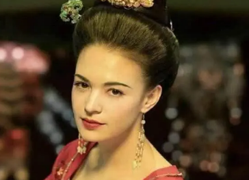 唐玄宗被杨贵妃迷的神魂颠倒，为何她始终是贵妃呢？（不看后悔）