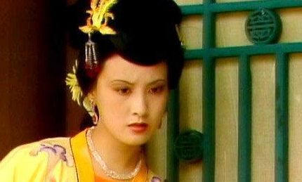 王熙凤生日会上出现的闹剧，为什么贾母会开口认不是？（学到了吗）