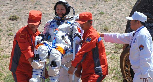 神舟十三返回地球，离地1米高精度反推着陆，实现精准控制 