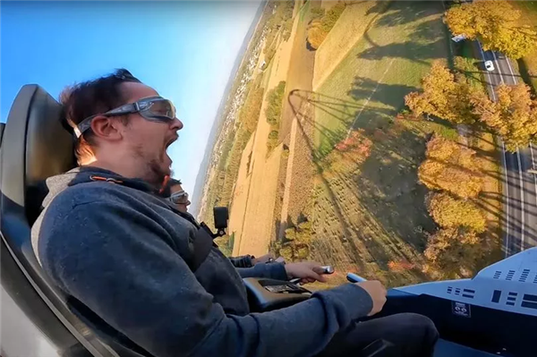 6小时坐了64次！英国小伙靠坐过山车 年入6位数