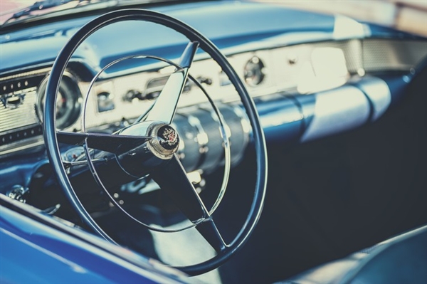 论下车拉手刹的重要性！10年驾龄老司机下车忘拉手刹撞伤自己