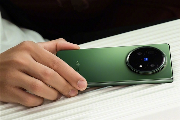 史上最轻大折叠！vivo X Fold5首销斩获多平台销量冠军