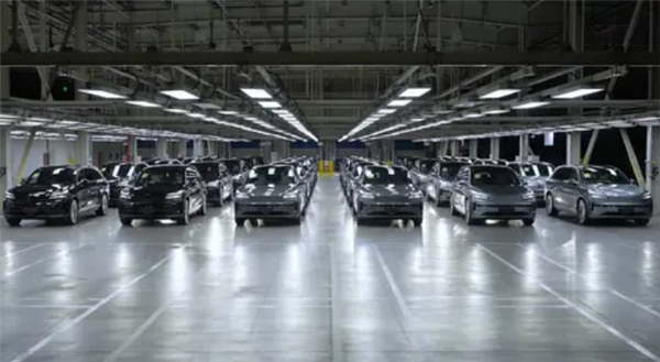 逆流而上的极简主义！乐道L90实车内饰首曝：中控只有一块屏