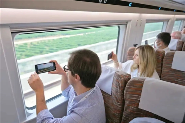 270多名老外体验中国高铁时速350公里的“贴地飞行”