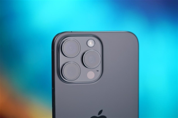 你注意过没！iPhone摄像头旁边竟然有个小孔：作用揭秘