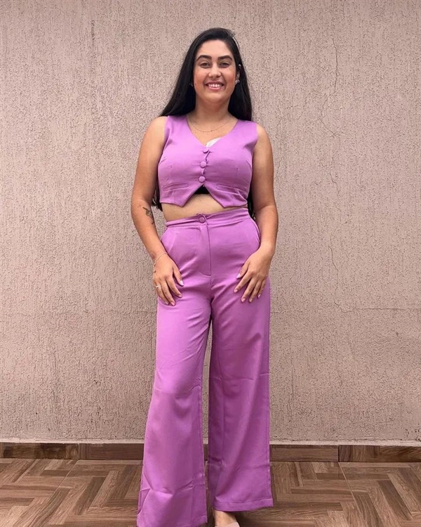 巴西女子患“巨乳症”失控！短短几月长O杯 出行得坐轮椅