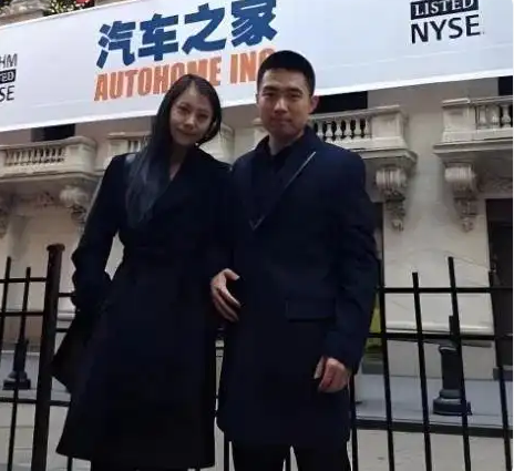 李想带妻子现身常州看苏超 李想穿12号球衣 其妻身材高挑