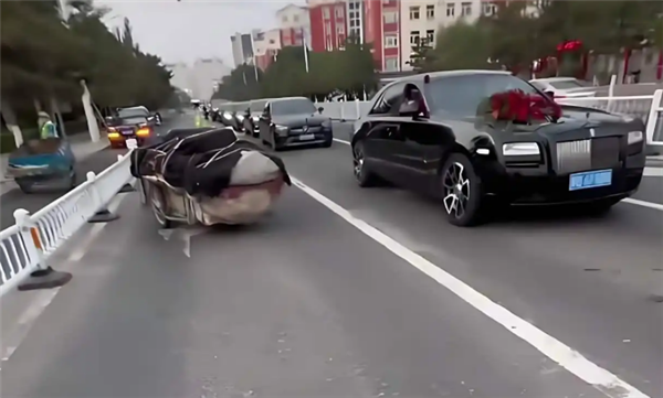 大爷不慎刮花劳斯莱斯 车主：只让他给了200块