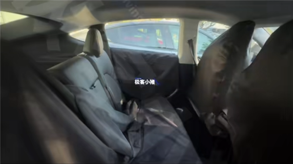 特斯拉廉价版Model Y曝光：车内中通道断开、后排屏幕没了