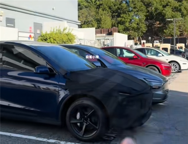 特斯拉廉价版Model Y曝光：车内中通道断开、后排屏幕没了