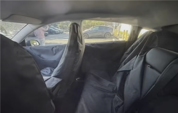 特斯拉新车型内饰首曝：取消玻璃天幕+后排屏