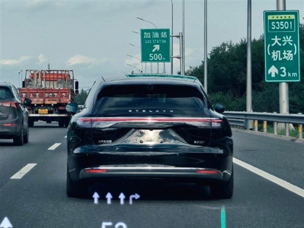 余承东亲当车模 享界S9T绿野仙踪实车曝光:带顶箱确实帅