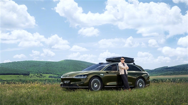 余承东亲当车模 享界S9T绿野仙踪实车曝光:带顶箱确实帅