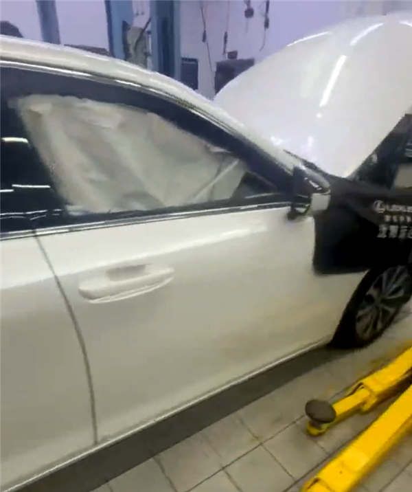 雷克萨斯高速上被爆胎大货车吓到弹出气帘 女车主想退车
