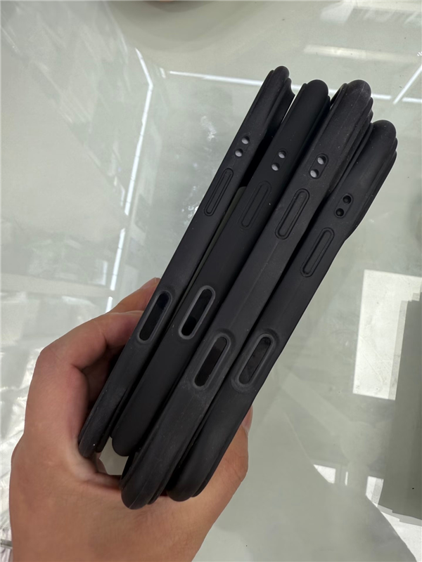 苹果打造！iPhone 17系列官方保护壳首次曝光