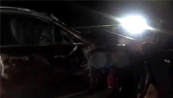 男子开车分心给妻子调腿托 还解开安全带：撞护栏连滚5圈报废