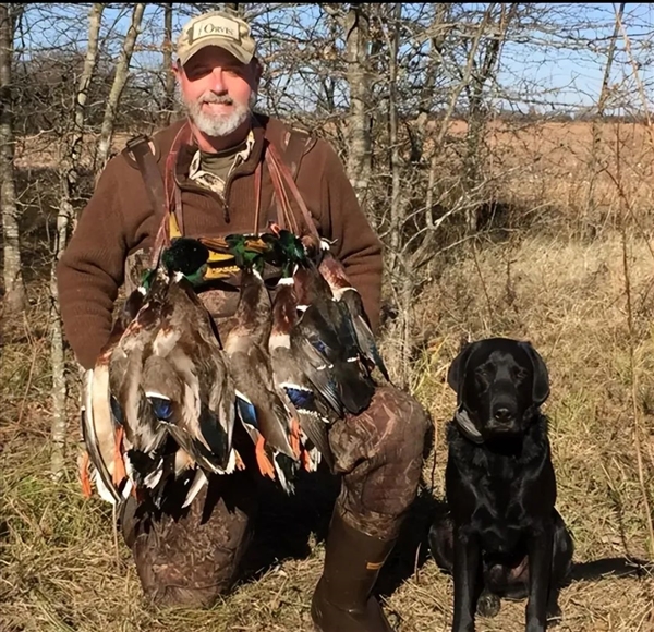 三人围猎一头非洲野牛 结果被反杀！美国富豪殒命当场