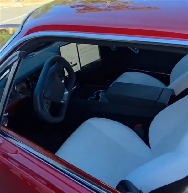 真神人！车主把特斯拉FSD移植到1966年的福特野马上 车辆成功自动驾驶