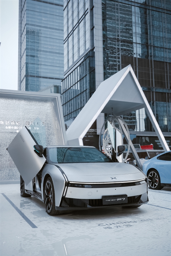 全国只有两辆！小鹏P7鹏翼门版亮相成都春熙路