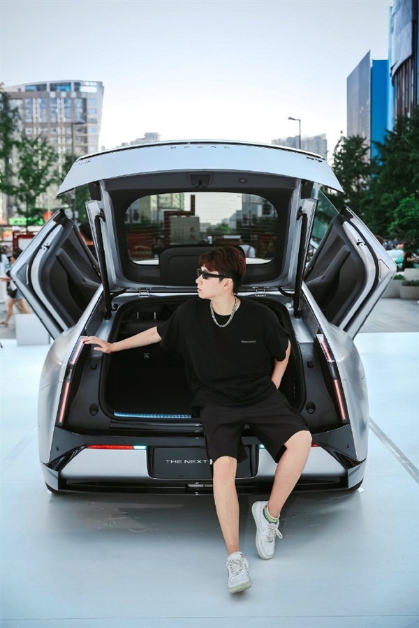 全国只有两辆！小鹏P7鹏翼门版亮相成都春熙路