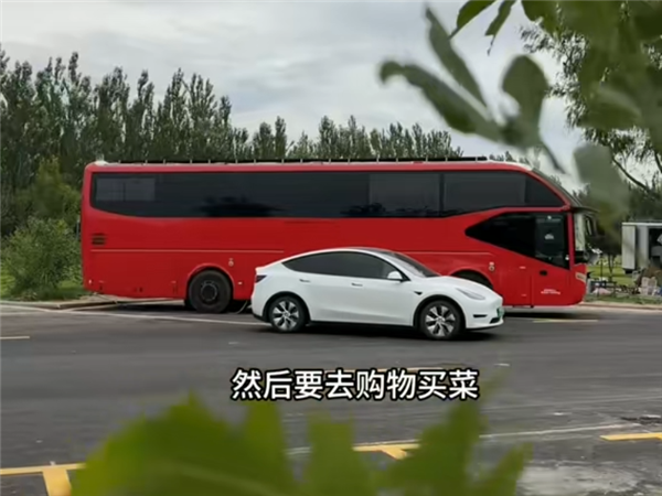 一家四口买“大巴房车”环游大半个中国:车内24平方 两室一厅一厨一卫