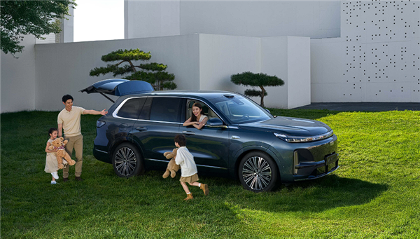 5米2全尺寸SUV杀入20万内!吉利银河M9预售:19.38万元起