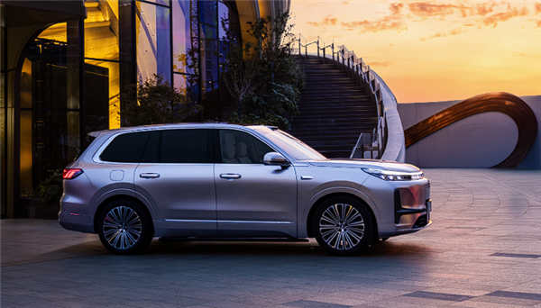 5米2全尺寸SUV杀入20万内!吉利银河M9预售:19.38万元起