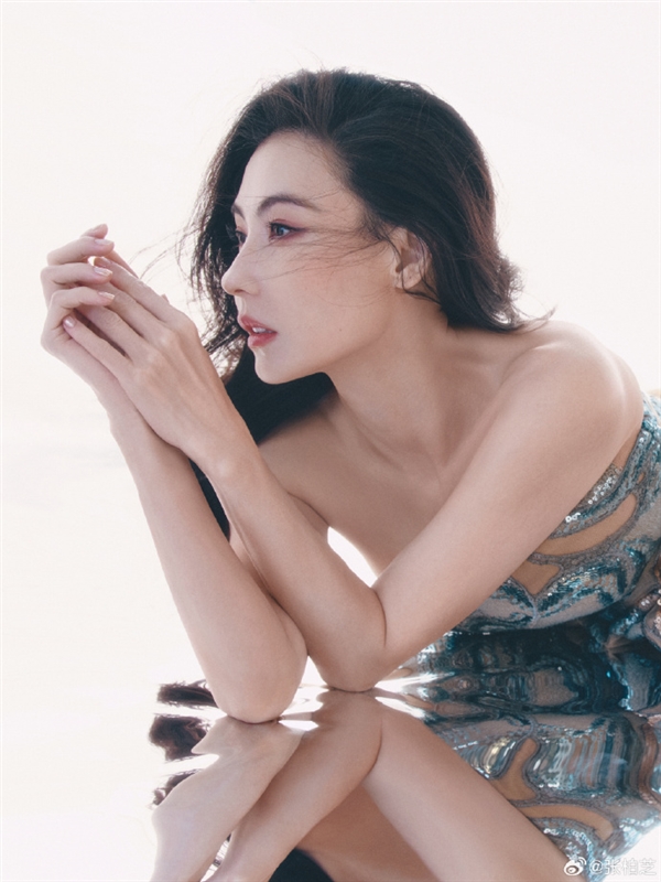 45岁张柏芝出席活动引围观：网友感叹美的不知天地为何物了